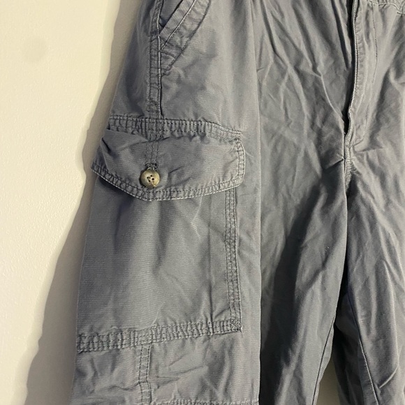 Van Heusen Men’s Gray Cargo Shorts - Picture 2 of 5